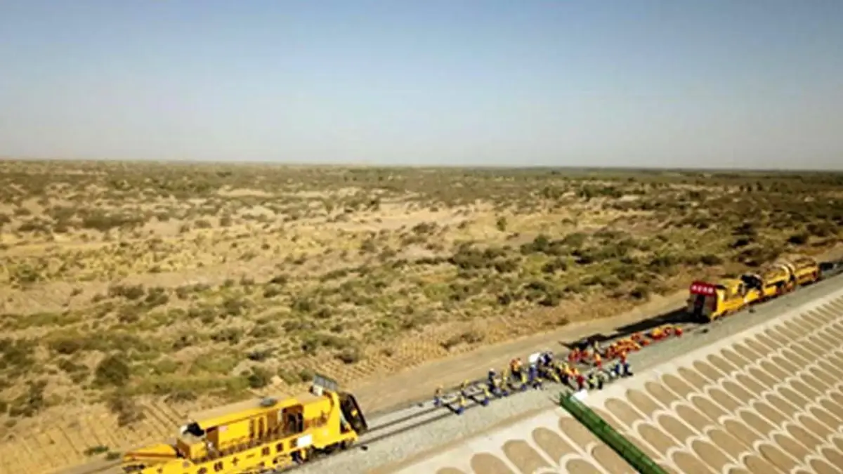 Çin En Büyük Çölü Aşan Demiryolu Hattını Tamamlayacak