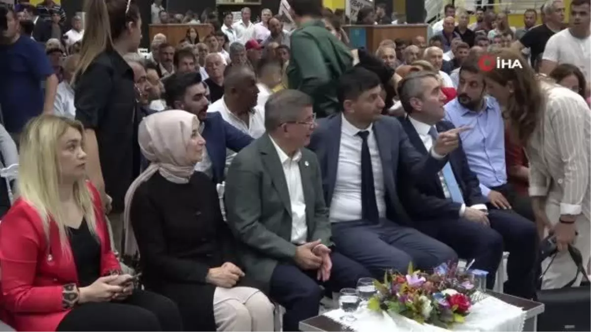 Davutoğlu\'nun bozuk mikrofonla imtihanı