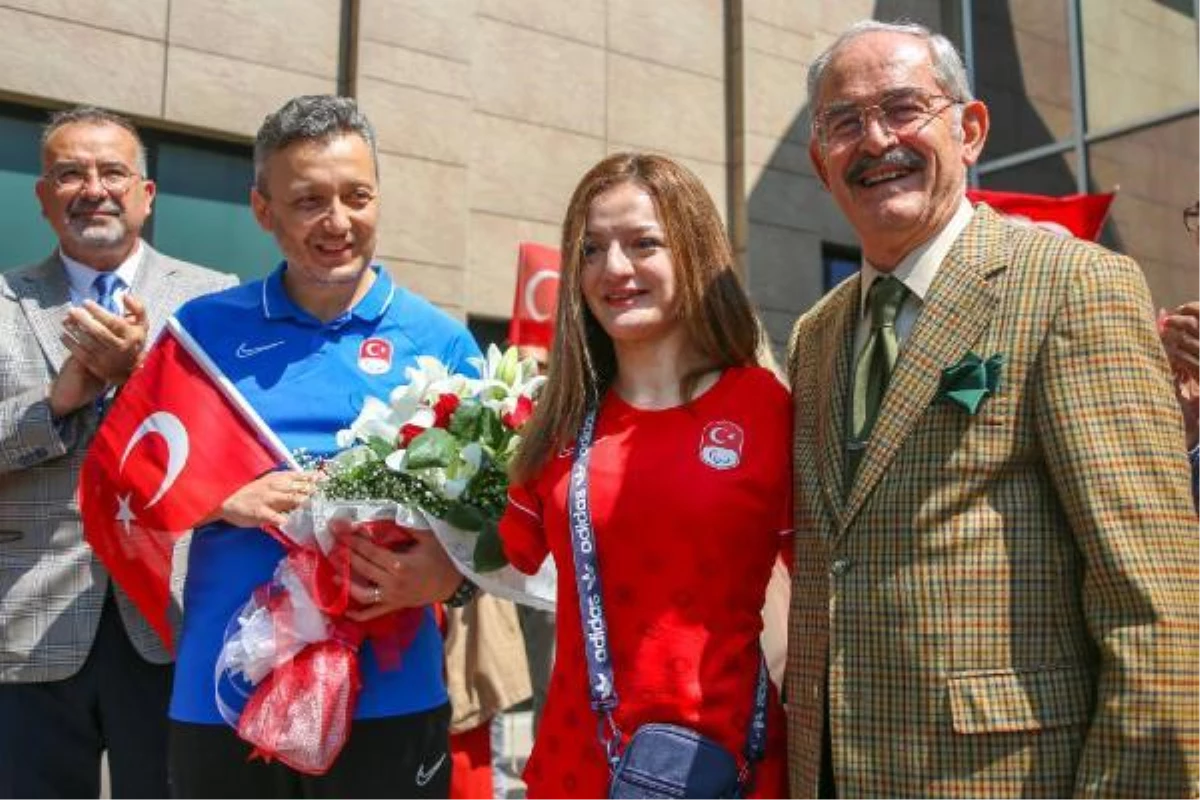 Dünya şampiyonu Sümeyye Boyacı\'ya Eskişehir\'de coşkulu karşılama