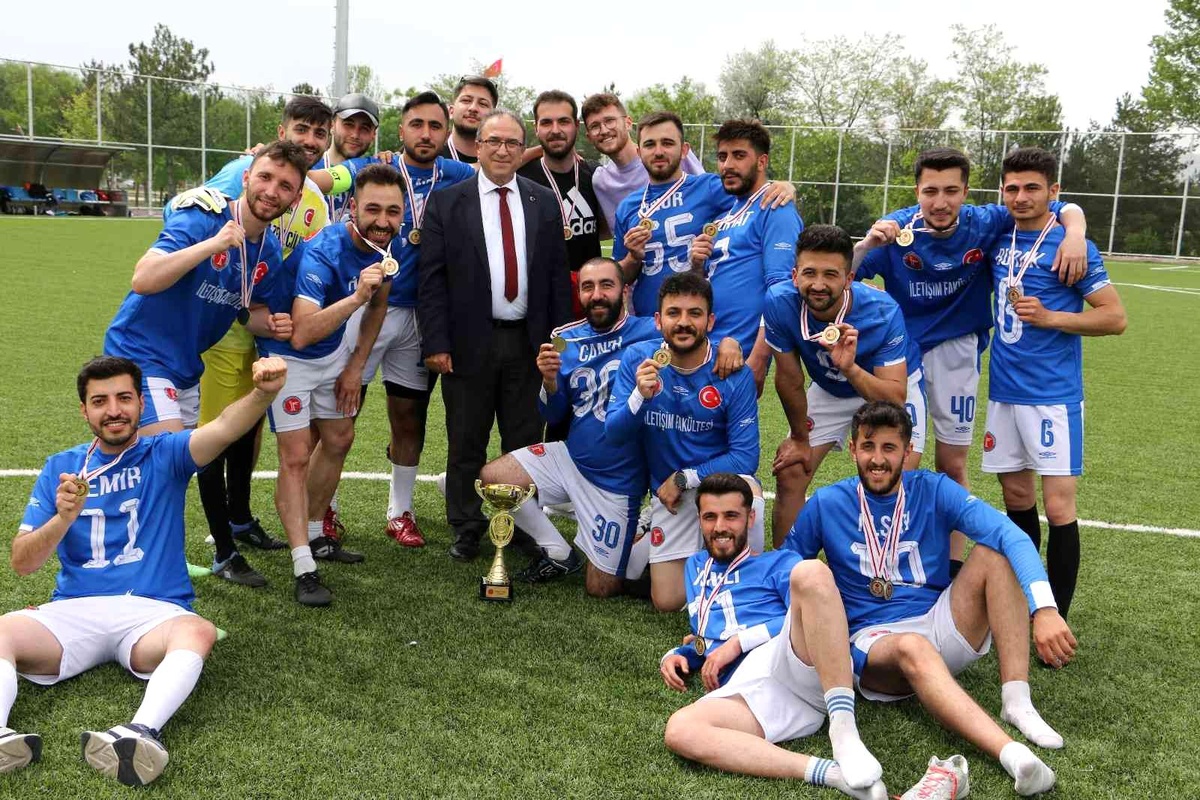 Gazetecilik bölümü şampiyon oldu