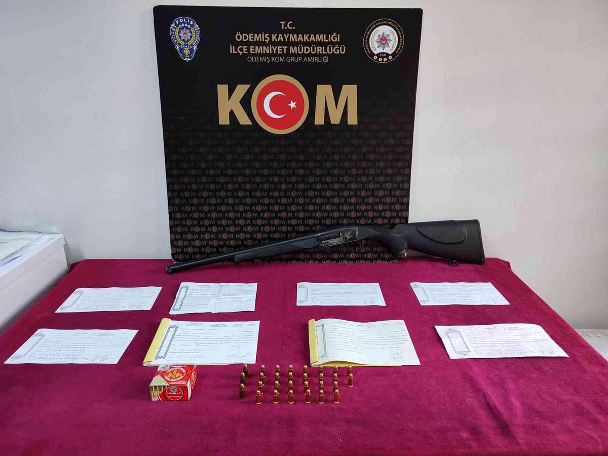 İzmir\'de tefecilik yaptığı öne sürülen bir kişi gözaltına alındı