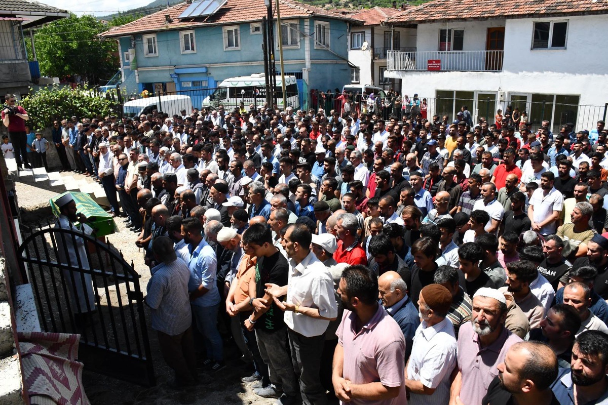 Karabük\'te trenin çarpması sonucu hayatını kaybeden genç defnedildi