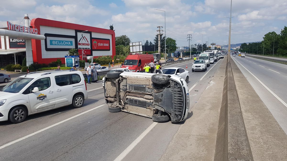 Kocaeli\'de devrilen otomobil D-100 kara yolunda ulaşımı aksattı