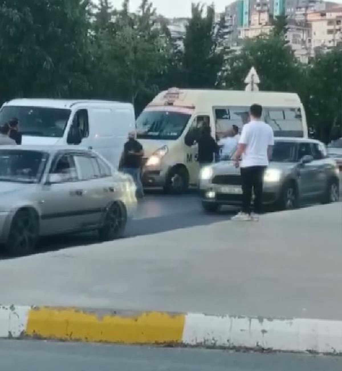 Küçükçekmece\'de sürücülerin yol verme kavgası