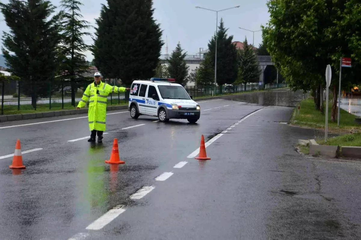 Kütahya\'da yağış nedeniyle cadde ve sokaklarda su baskını yaşandı