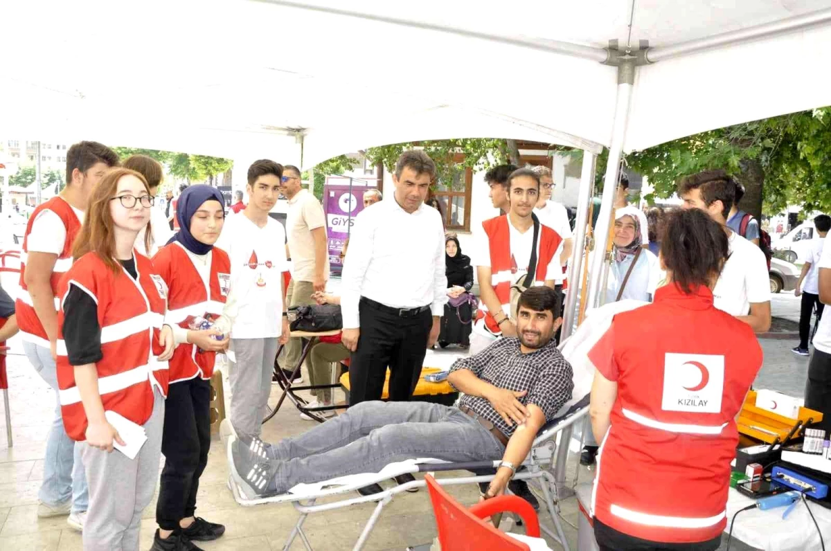 Öğrenciler vatandaşları kan bağışı yapmaya davet etti