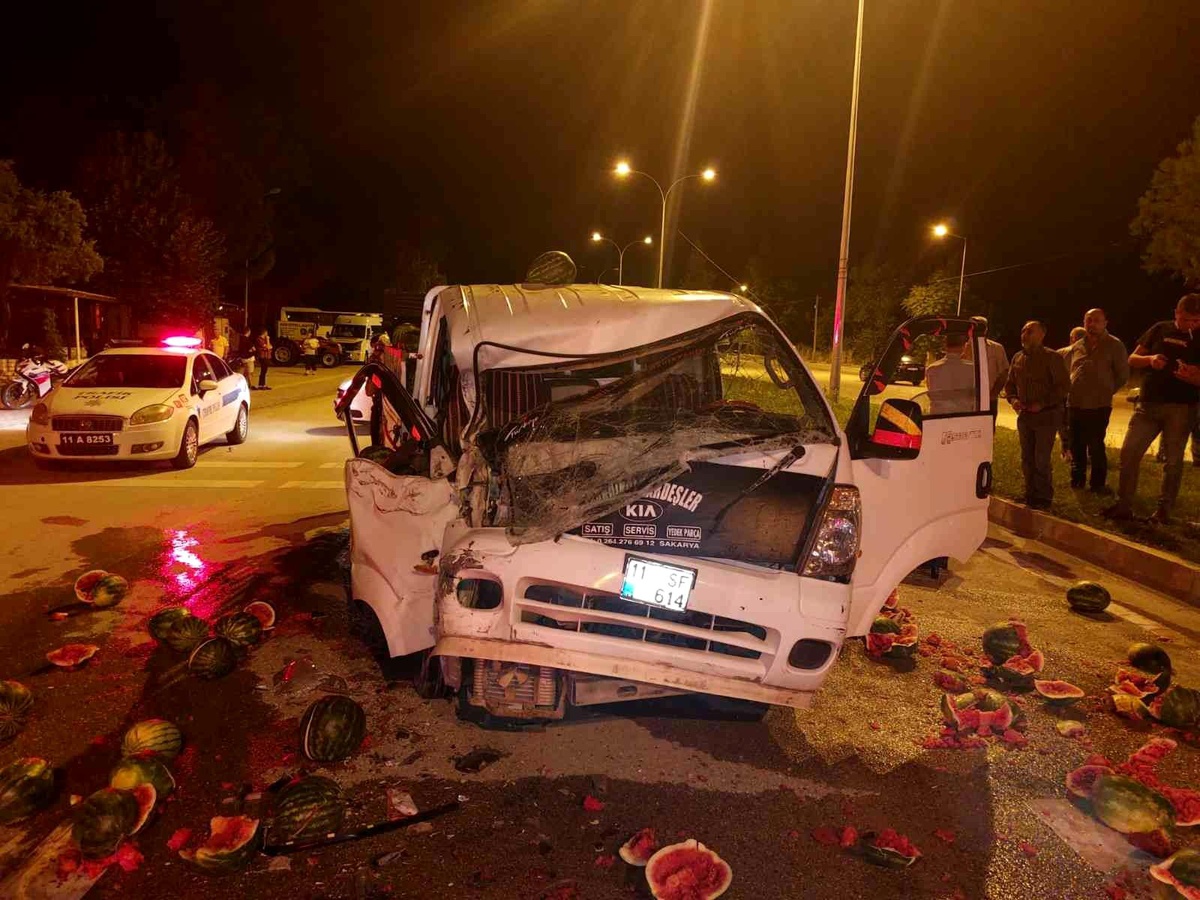 Osmaneli\'de kamyonet kaza yaptı, karpuzlar yola saçıldı