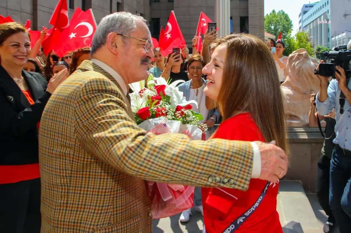 Paralimpik Dünya Şampiyonası\'nda Yüzmede Türkiye\'nin İlk Dünya Şampiyonluğu\'na Ulaşan Sümeyye Boyacı Eskişehir\'de Coşkuyla Karşılandı