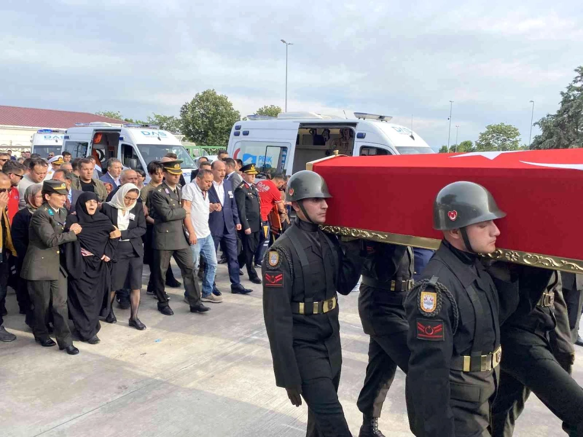 Pençe-Kilit şehidi Uzman Çavuş Kadir Kemik Pendik\'te son yolculuğuna uğurlandı