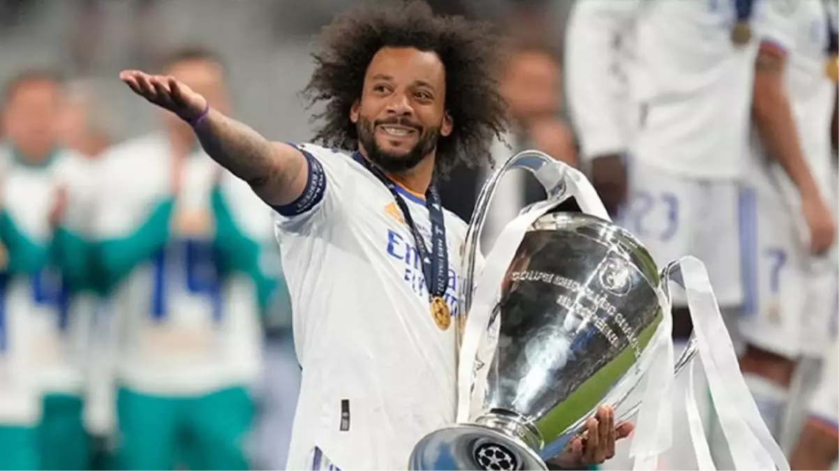 Marcelo 12 футболист на поле