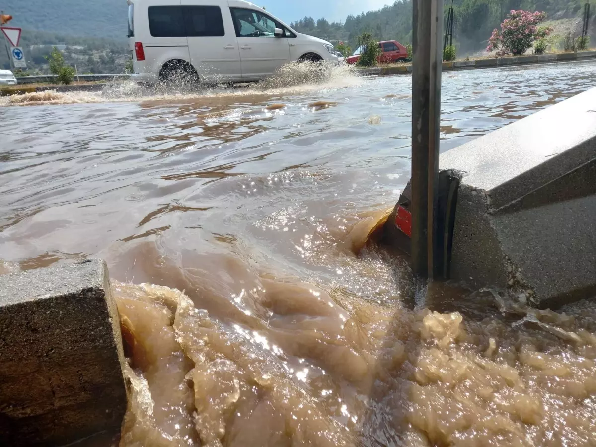 Yaz yağmuru su birikintisine sebep oldu