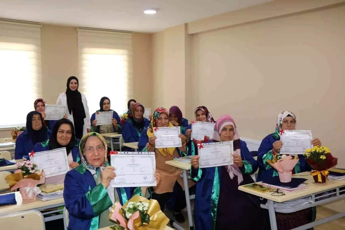 40 ve 60'lı yaşlardaki 13 kadın okuma-yazma öğrendi