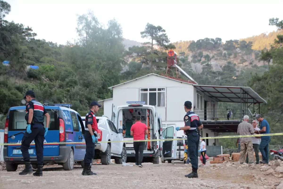 Bir kişi, 2 çocuğunu ve eşini av tüfeğiyle öldürdü