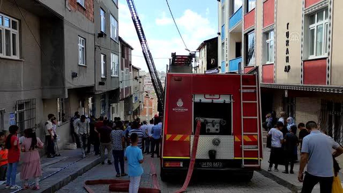 Arnavutköy'de bir binanın çatısında çıkan yangın söndürüldü
