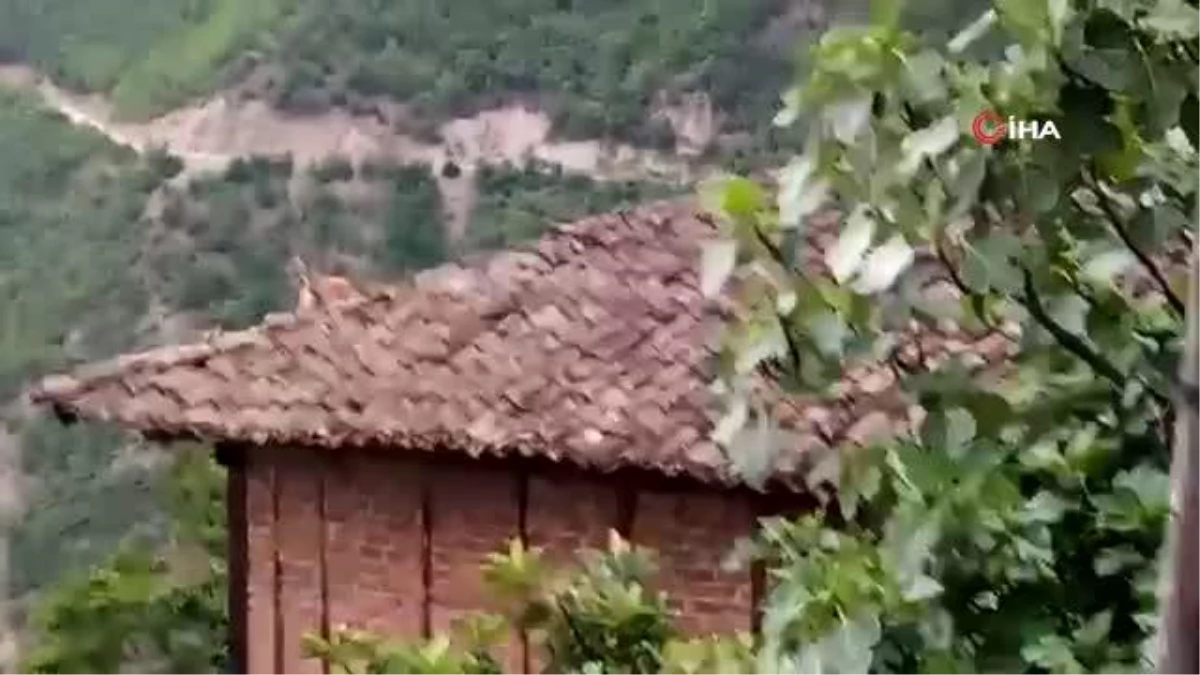 Artvin\'de bir evin çatısına çıkan dağ keçisi böyle görüntülendi