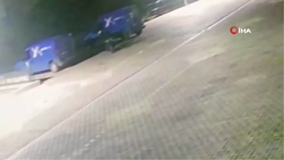 Büfeden hırsızlık yapıp iz bırakmamak için kamera kayıt cihazını çaldı... Kurnaz hırsız, komşu kamerasından kaçamadı