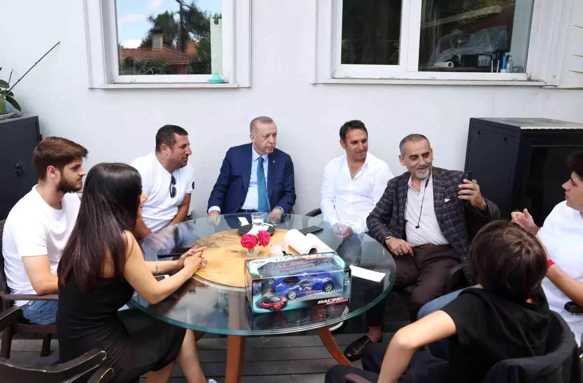 Cumhurbaşkanı Erdoğan çay davetini kabul ettiği vatandaşlarla sohbet etti