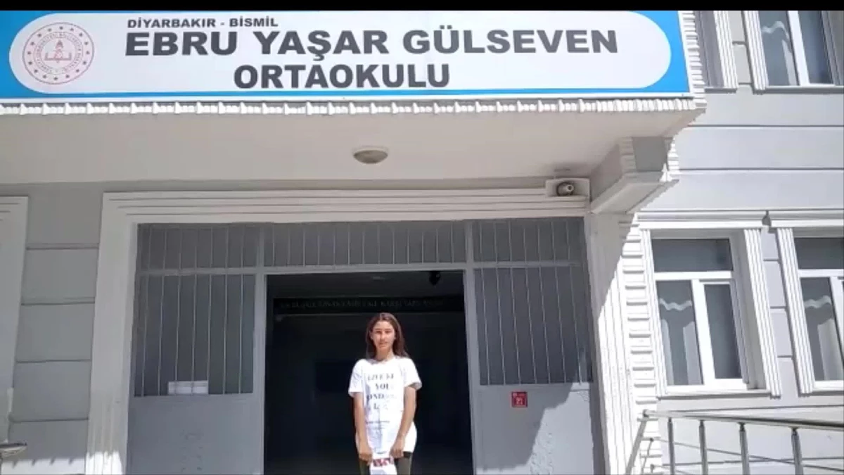 Diyarbakır\'ın Bismil İlçesindeki Ebru Yaşar Gülseven Ortaokulu\'nda Öğrenciler İlk Karnelerini Aldı