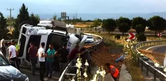 Hafriyat kamyonu devrildi, tonlarca talaş yola döküldü