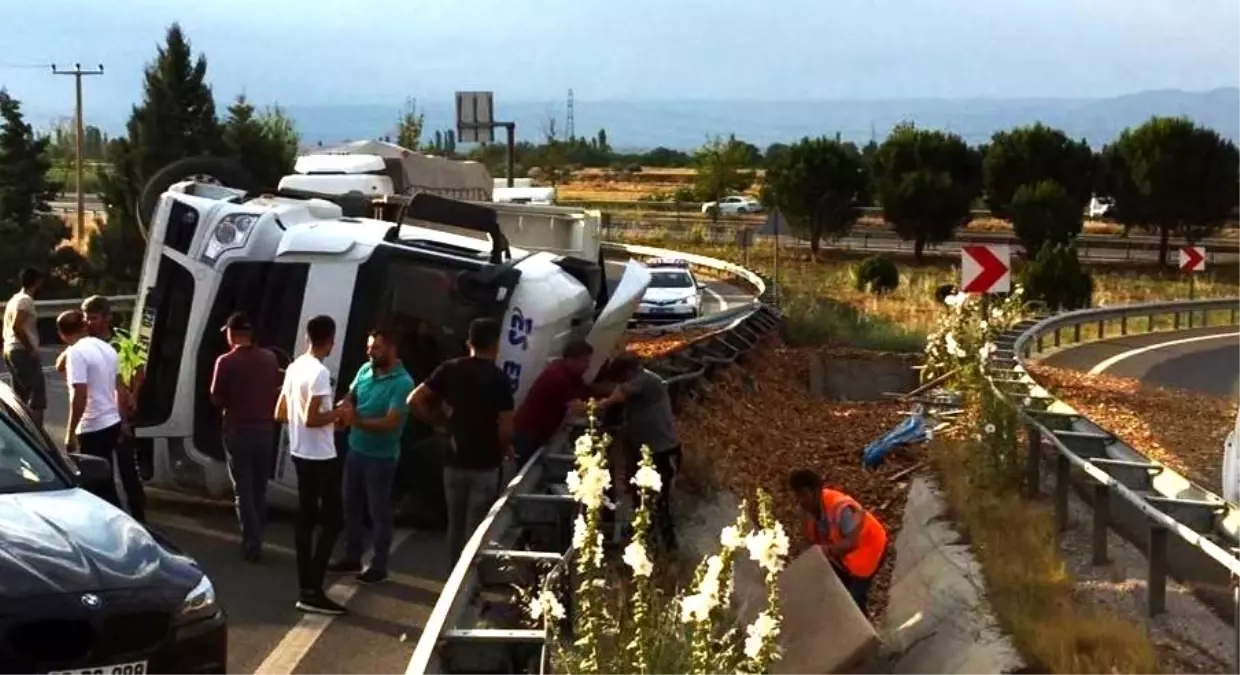 Hafriyat kamyonu devrildi, tonlarca talaş yola döküldü