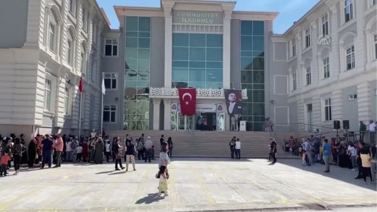 İç Anadolu\'daki okullarda karne heyecanı yaşandı