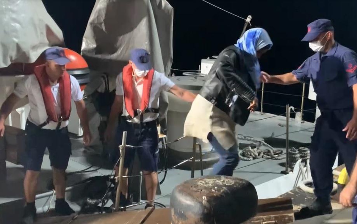 İzmir açıklarında geri itilen can salındaki 8 düzensiz göçmen kurtarıldı