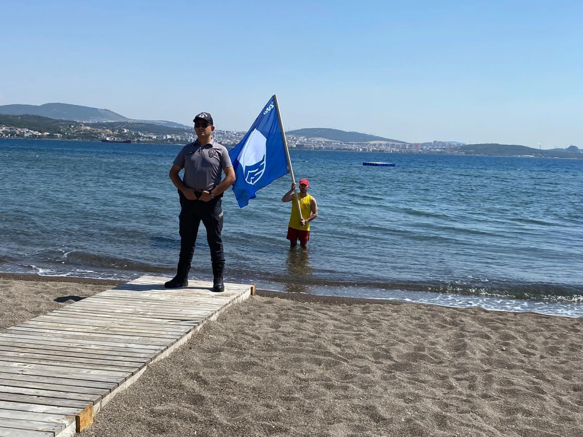 İzmir\'de Aliağa Polis Plajı\'na mavi bayrak asıldı