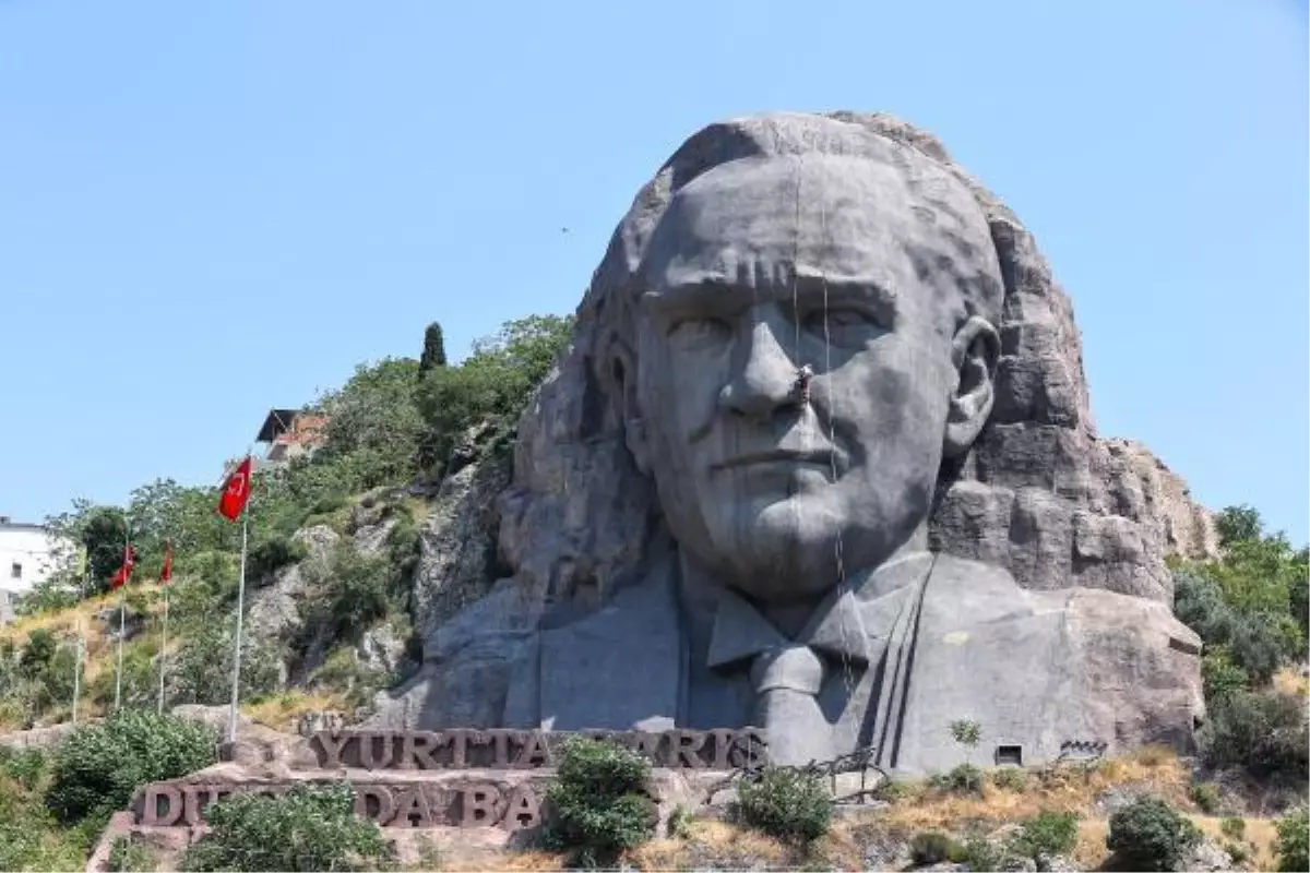 Buca\'da Dağcı Ekipten Atatürk Maskı\'na Özel Bakım