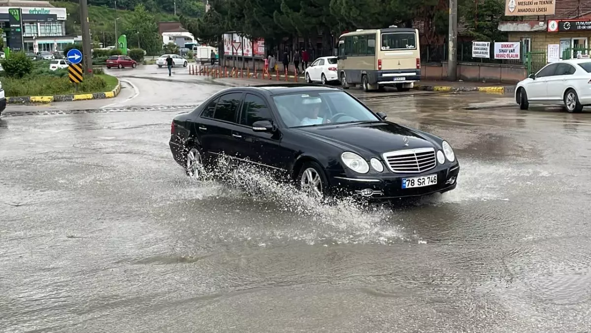 Sağanak etkili oldu