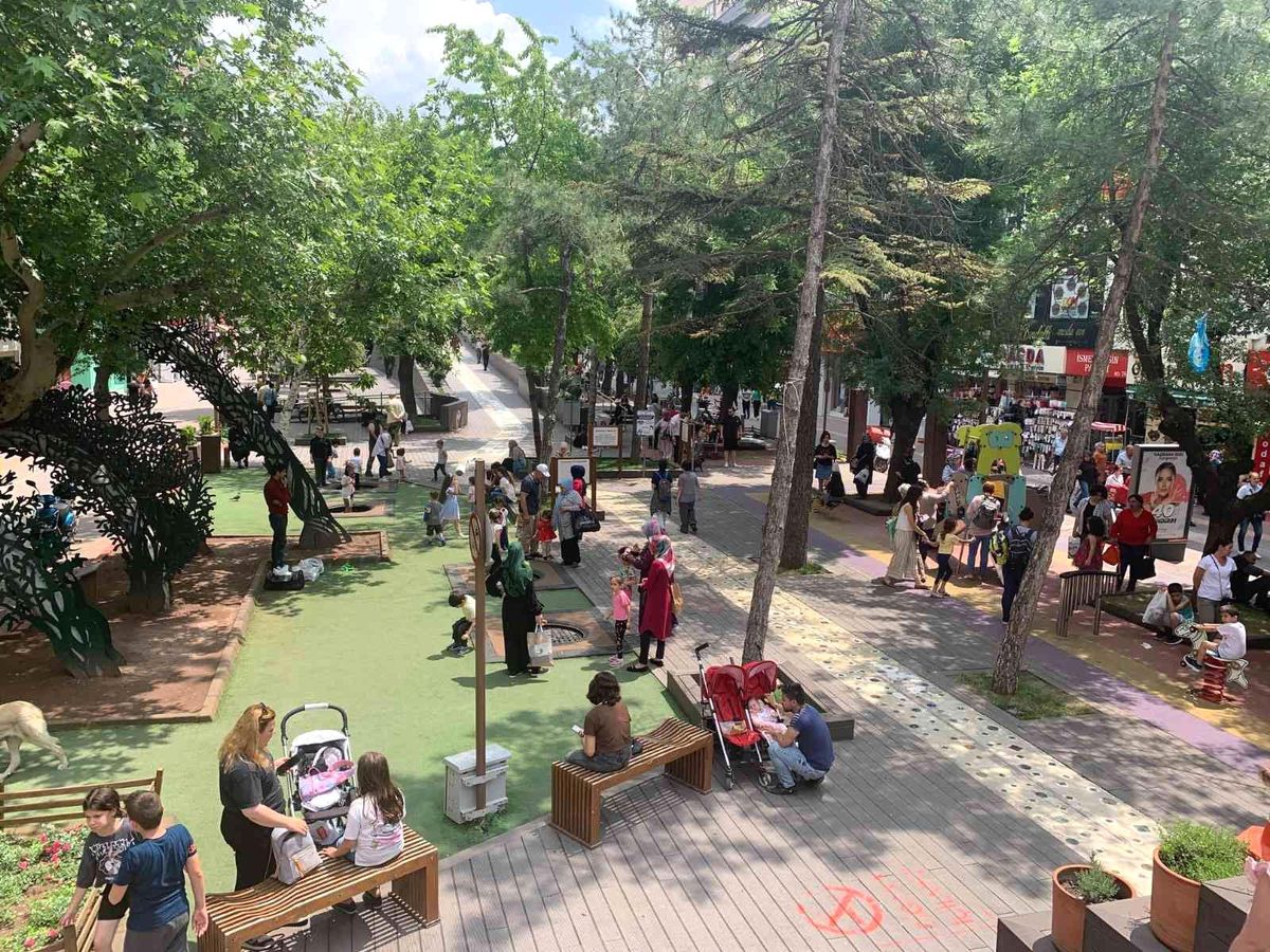 Karnesini alan park ve oyun alanlarını doldurdu