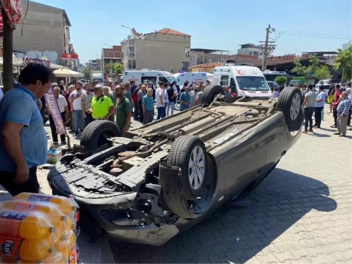 Motosikletteki baba-oğul, otomobilin altında kalmaktan kıl payı kurtuldu