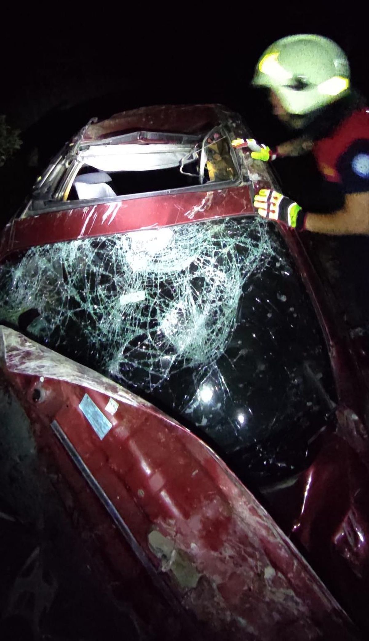 Muğla\'da uçuruma devrilen otomobildeki 2 kişi yaralandı