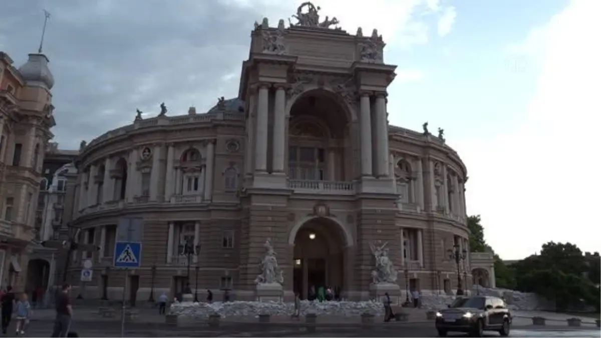 Odessa Opera Binası, üç ay ara verdiği faaliyetlerine yeniden başladı