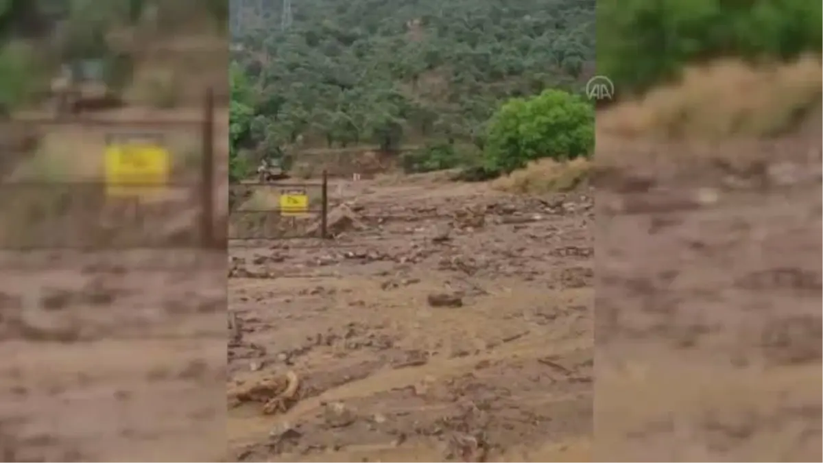 Sağanak nedeniyle bazı evleri su bastı, iki otomobil sele kapıldı