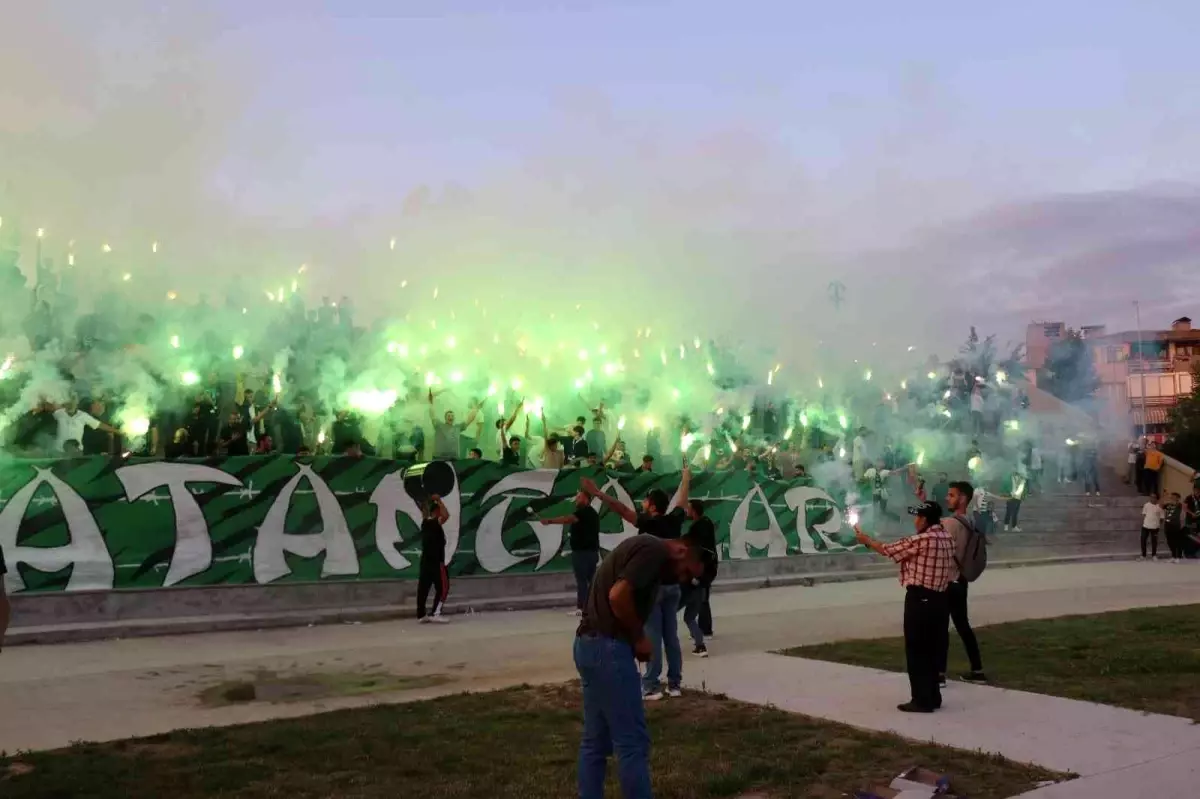 Sakaryaspor taraftarı 57\'nci yaşı coşkuyla kutladı