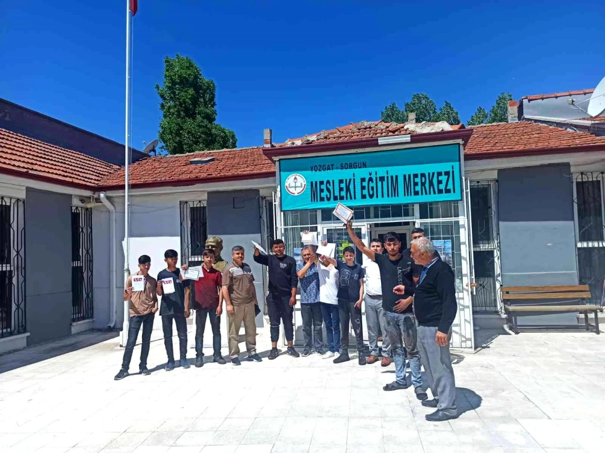 Sorgun Mesleki Eğitim Merkezinde eğitim gören 140 öğrenciye belgeleri verildi