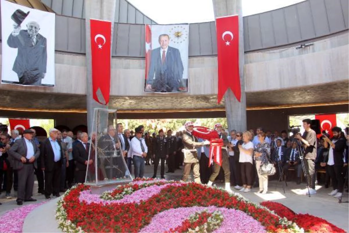 Süleyman Demirel, kabri başında anıldı