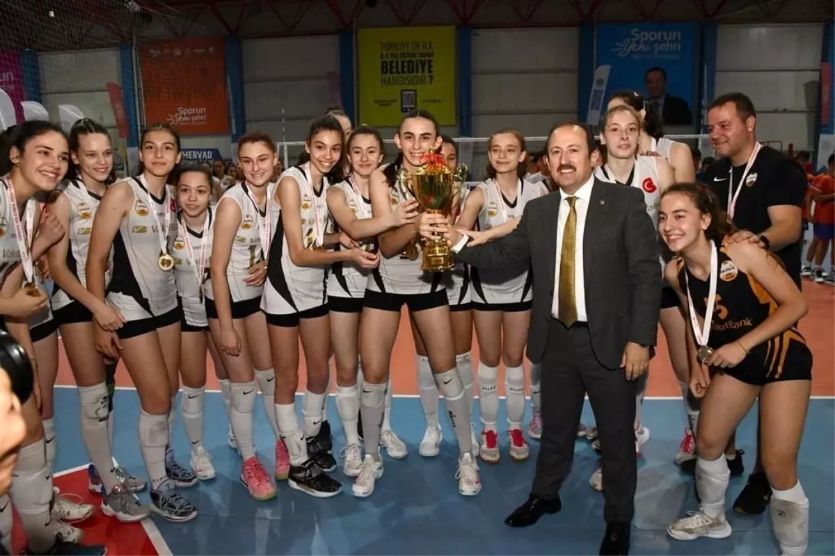 Vali Pehlivan, voleybolun şampiyonlarına ödüllerini verdi