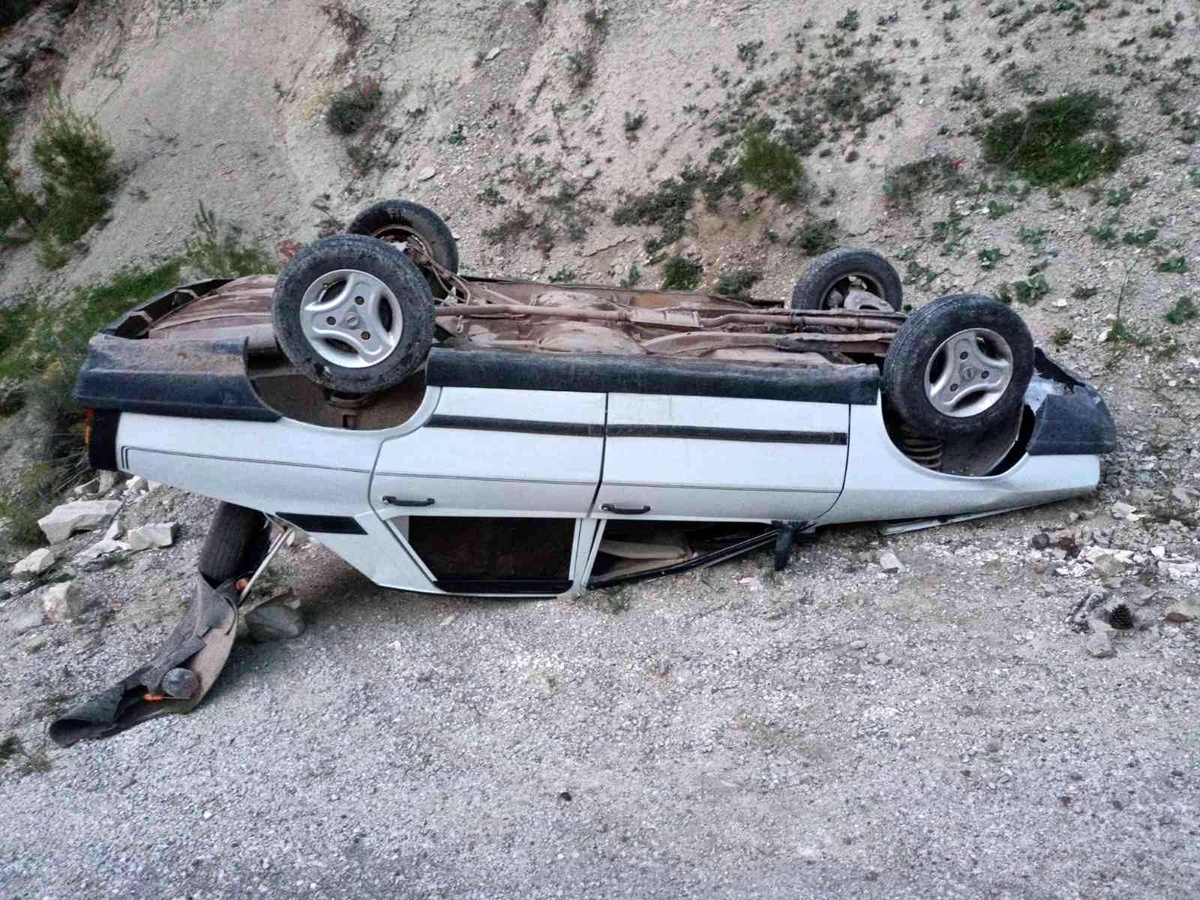 Virajı alamayan otomobil takla atıp ters döndü; 1 yaralı