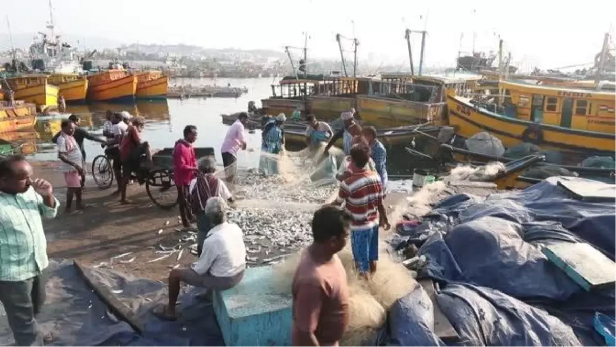 VİSAKHAPATNAM - Hindistan\'daki balıkçı limanı günde yaklaşık 15 bin kişiye gıda sağlıyor