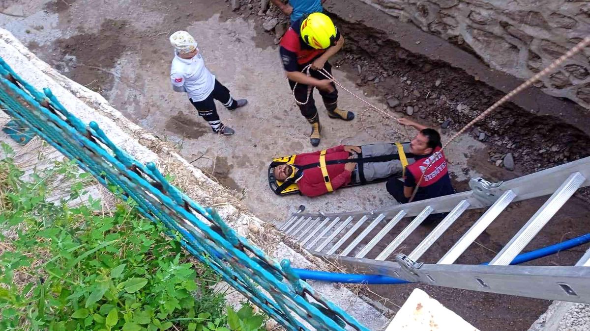 Ağaçtan dereye düşen şahsı itfaiye kurtardı
