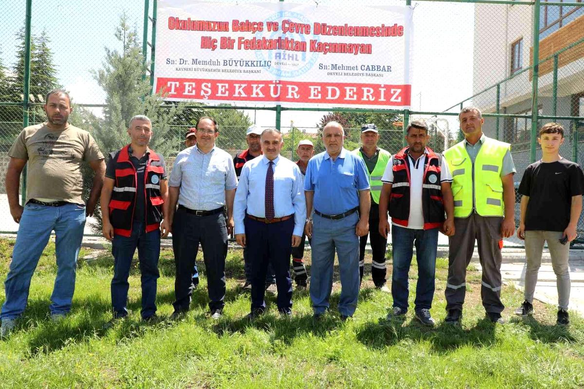Ahmed İslamoğlu Anadolu İmam Hatip Lisesi'nin bahçe ve çevre düzenlemesi yapıldı