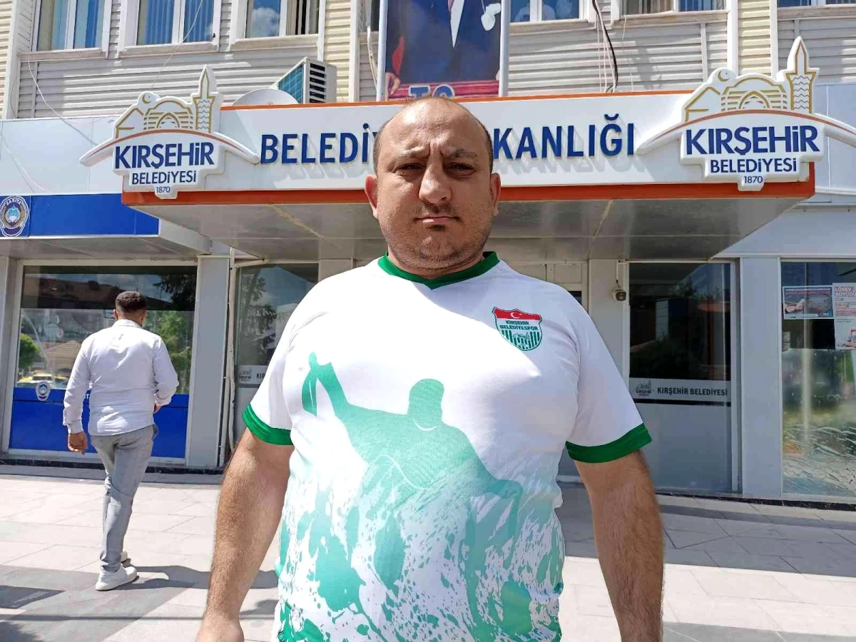 Amigo Halil Kurt, Kırşehir Belediyesi önünde eylem yaptı