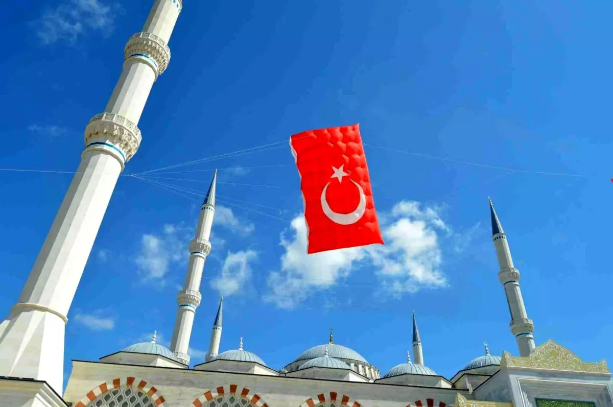 Dev Türk bayrağı uçurtması Çamlıca Camii\'nde havalandı