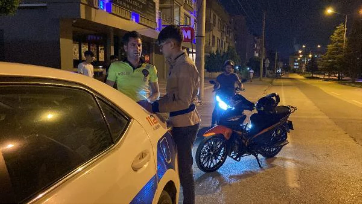 Ehliyetsiz motosiklet sürücüsünün polisi ikna çabası: Amcam da polis, ne olur ceza yazmayın