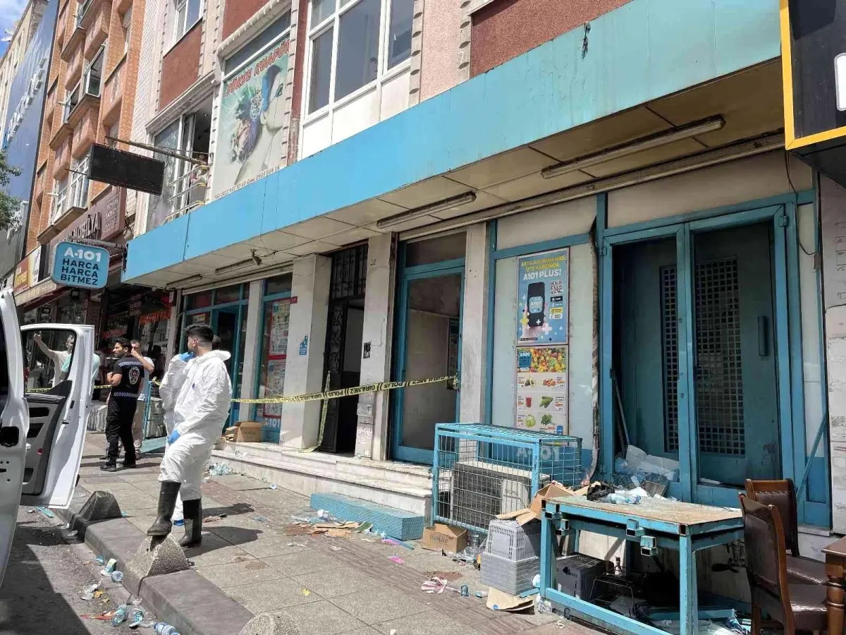 Son dakika haberleri... Esenler\'de zincir marketin deposunda çıkan yangında 1 çalışan hayatını kaybetti