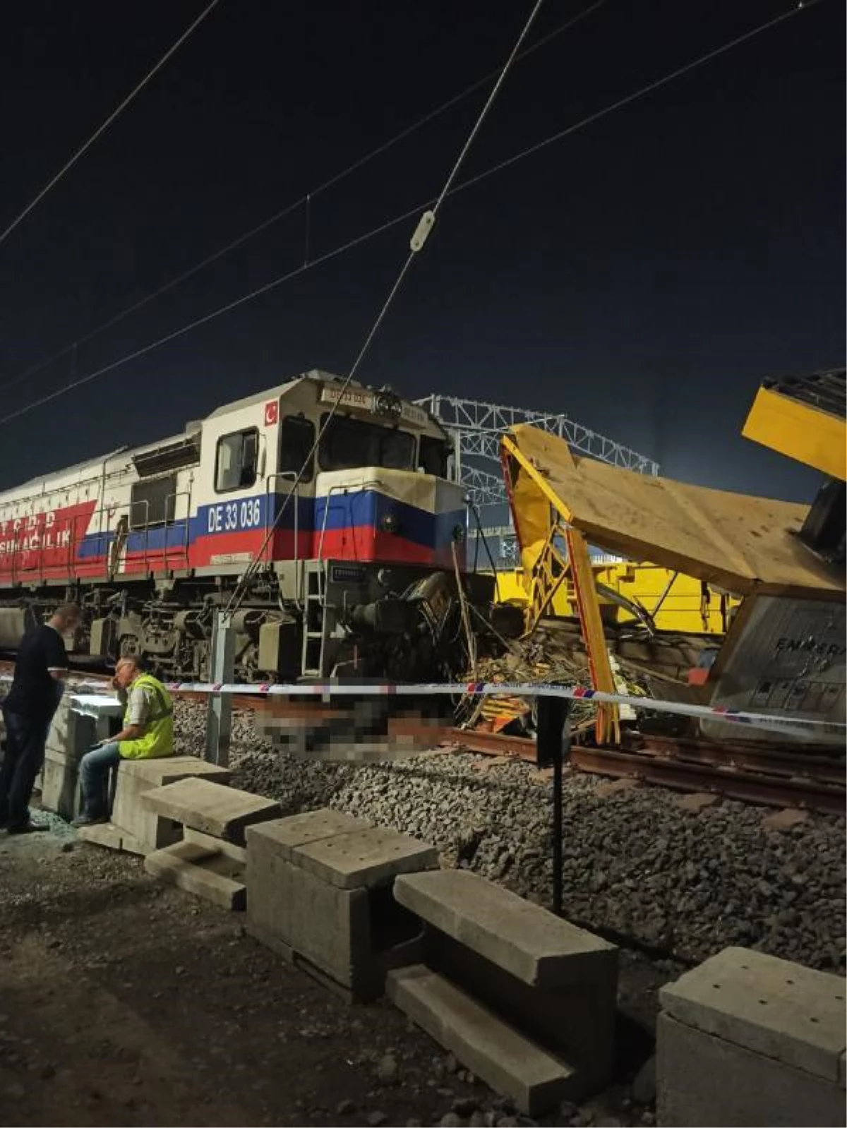 Freni arızalanan lokomotif, işçilere çarptı: 1 ölü, 2 yaralı