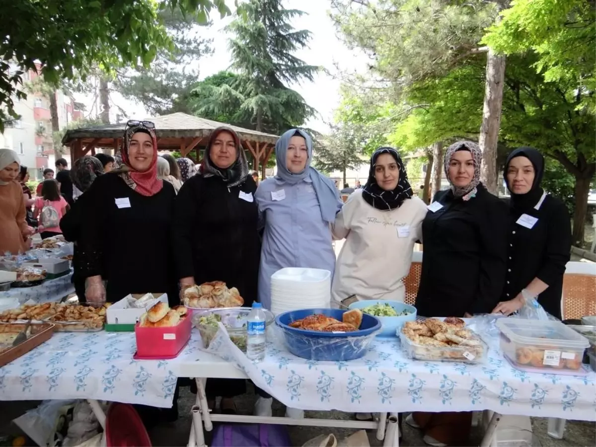 Gazimihal Ortaokulu\'nda yılsonu hayır panayırı yapıldı