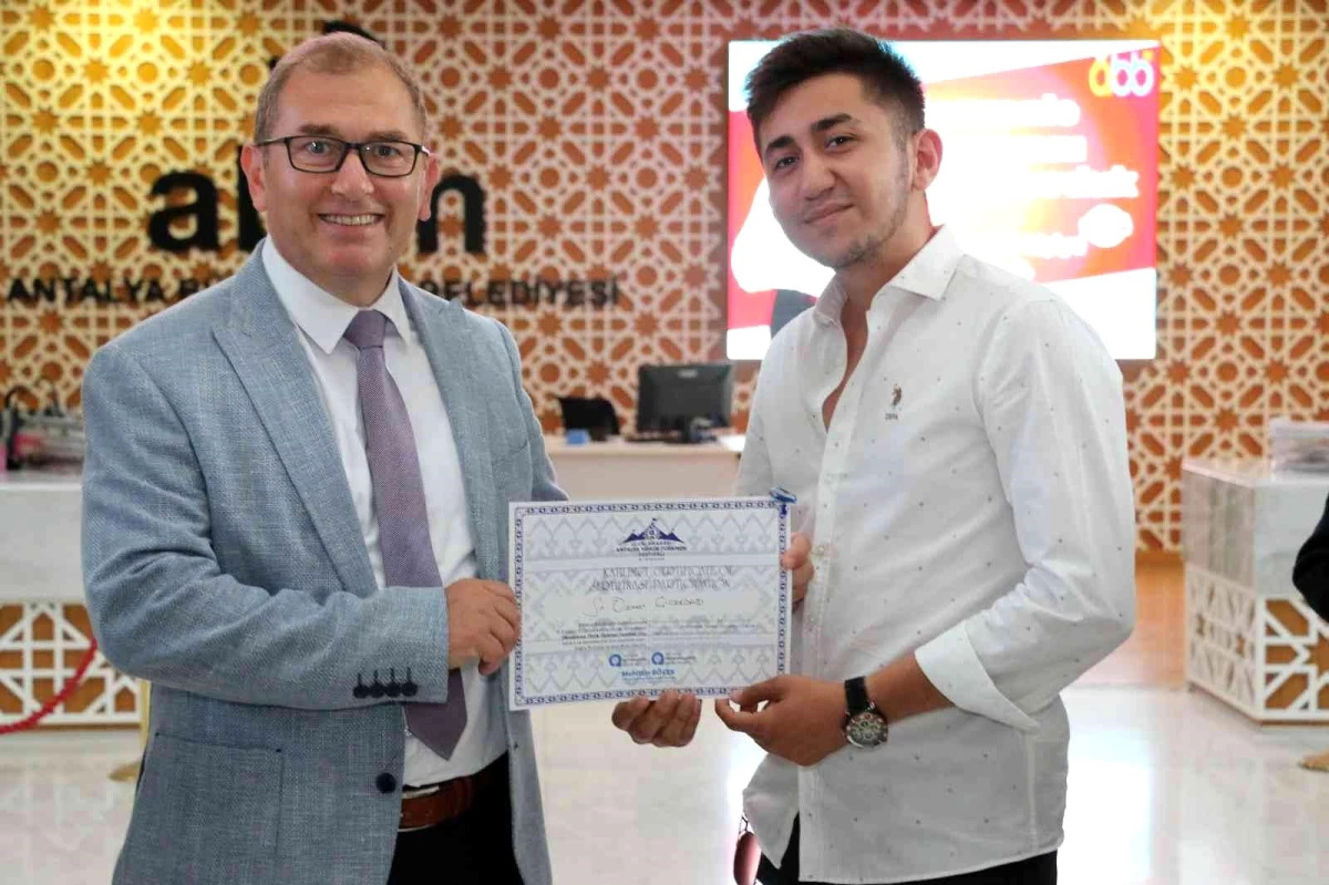 Genç Antalya gönüllüleri sertifikalarını aldı