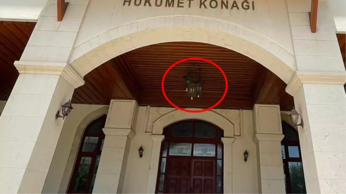 Hükümet konağının girişindeki kumru yuvası için validen kesin talimat: Dokunmayın